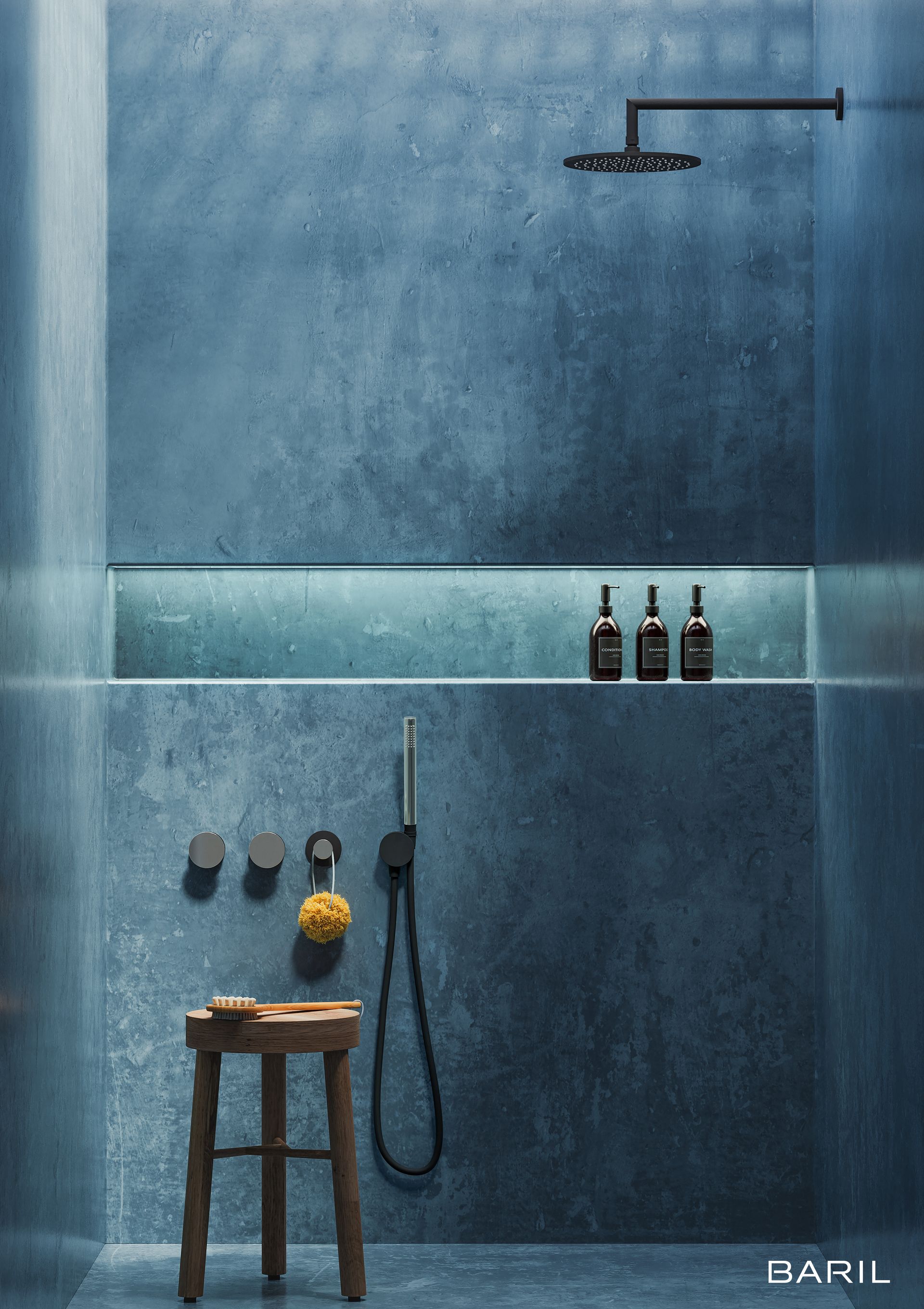 Douche carrelée bleue avec une étagère contenant des articles de toilette, un tabouret et une pomme de douche.