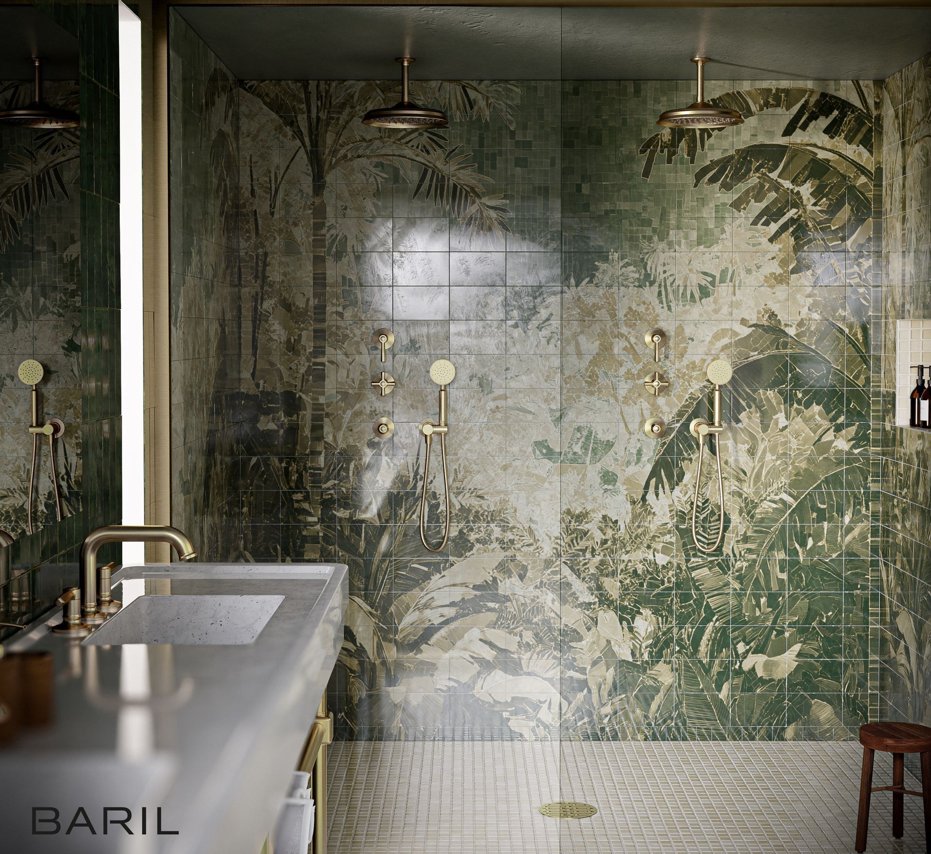 Salle de bain avec carrelage imprimé tropical vert et accessoires dorés.