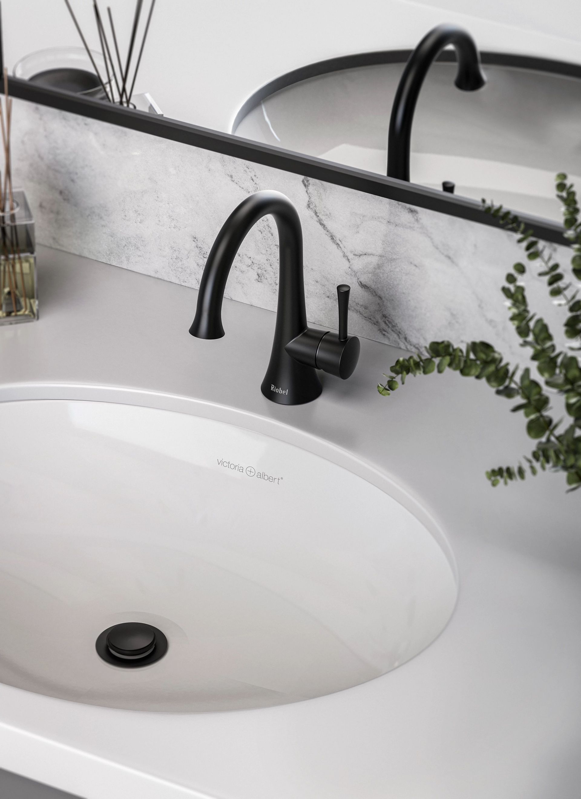 Lavabo de salle de bain avec robinet noir, vasque blanche et comptoir gris; miroir.