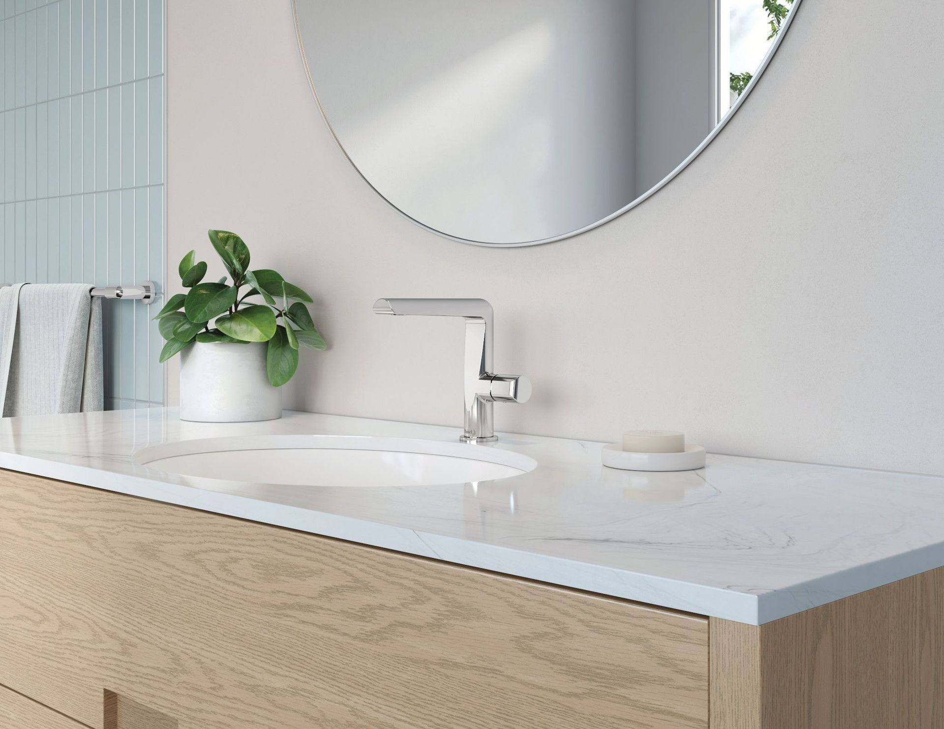 Salle de bain moderne avec robinet chromé, comptoir blanc et armoire en bois.