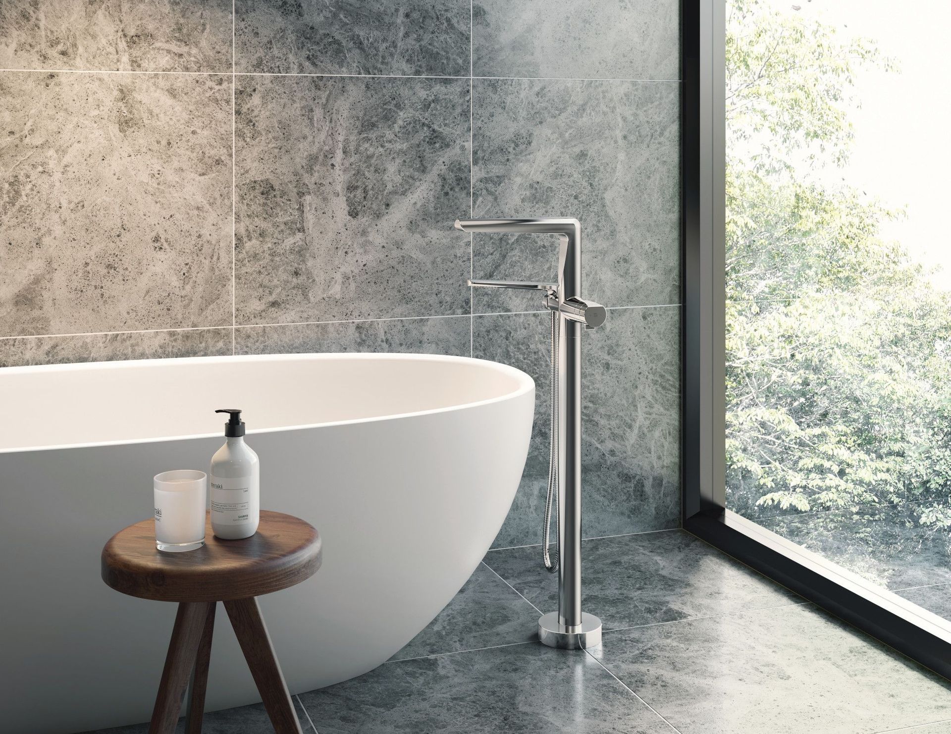 Salle de bain moderne avec baignoire autoportante, tabouret en bois et grande fenêtre donnant sur la verdure.