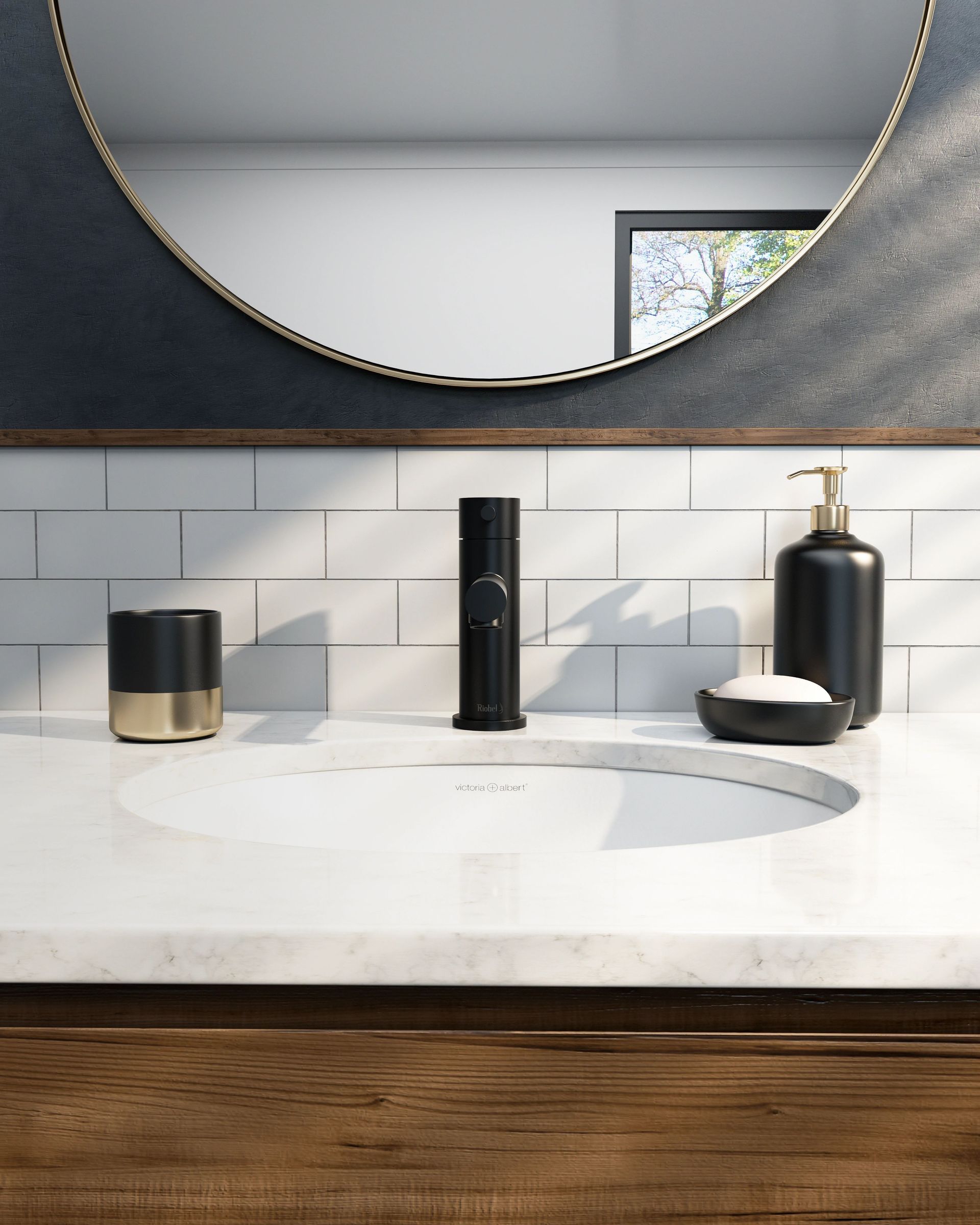 Lavabo avec robinetterie noire, distributeur de savon et accessoires. Miroir rond au-dessus du plan de travail blanc, meuble en bois en dessous.