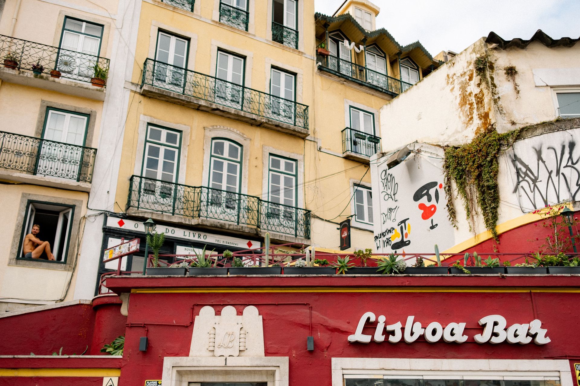 A red building with the word lisboa bar on it