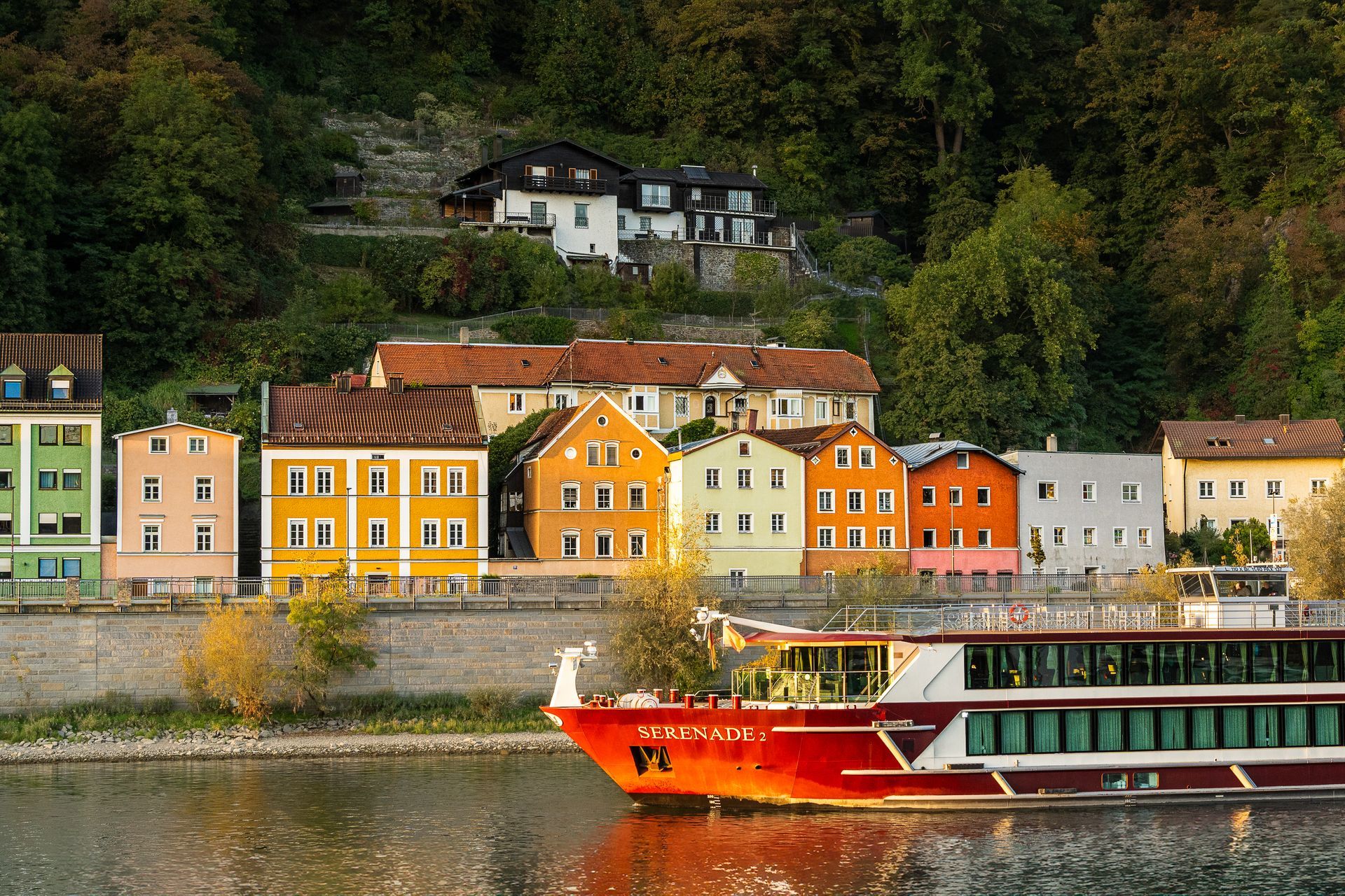 A boat with the word vi on the side of it