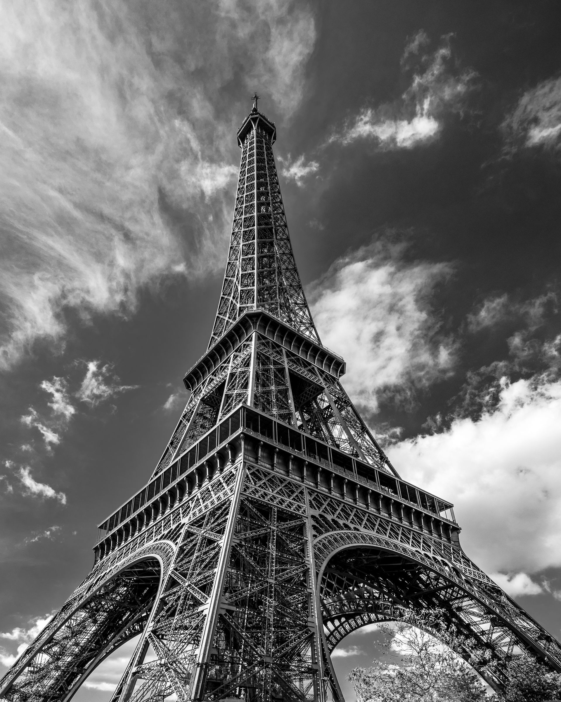 A black and white photo of the eiffel tower in paris.