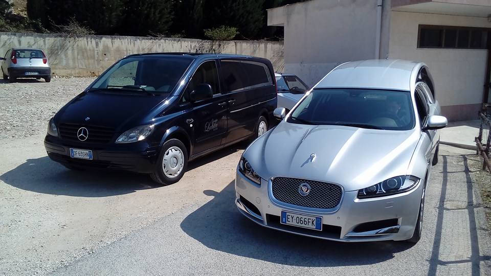 Furgone e auto funebre