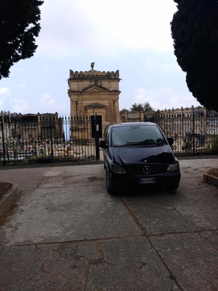 Mezzo funebre al cimitero