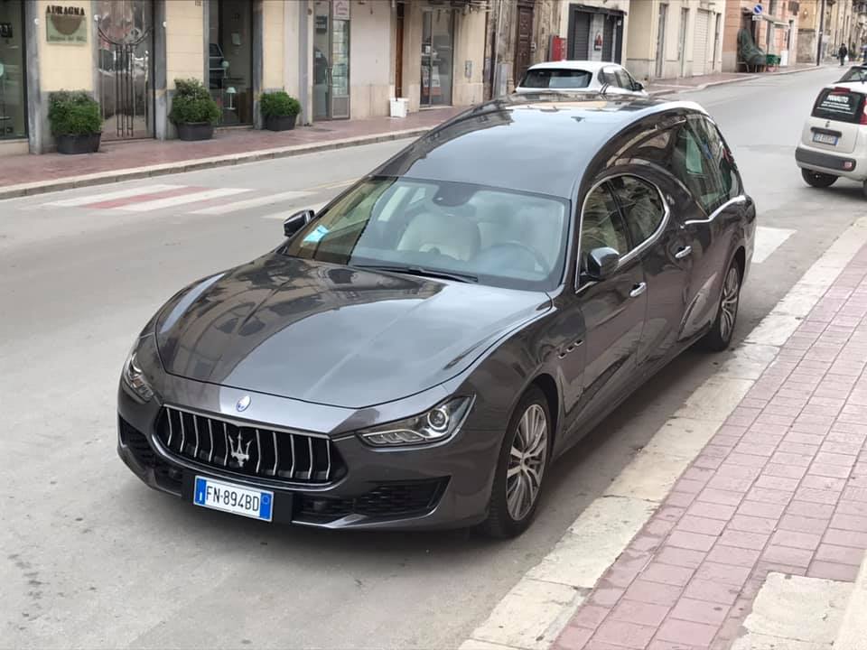 Auto funebre elegante