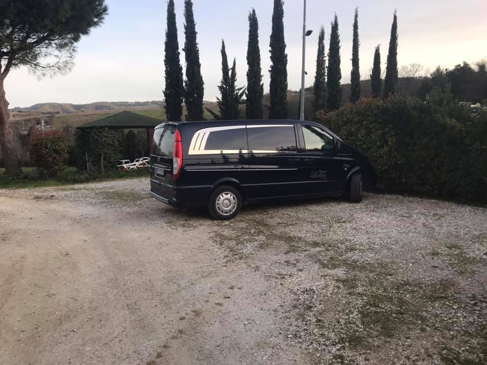 Carro funebre fuori cimitero