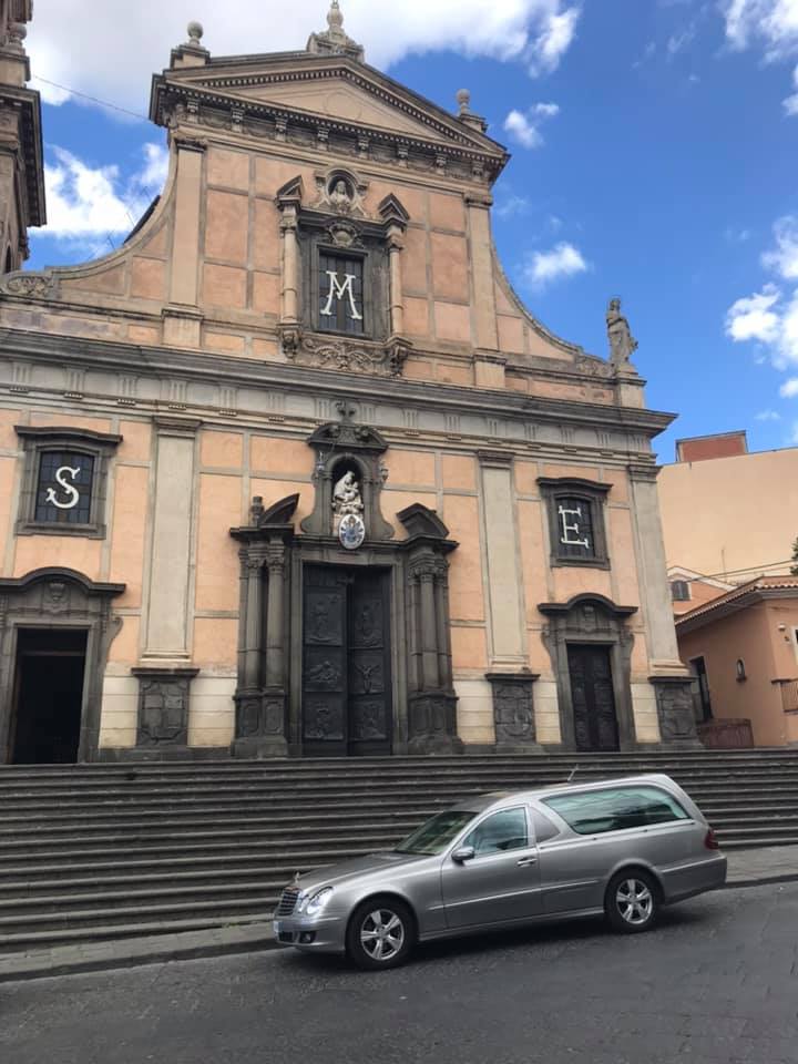 Auto funebre fuori chiesa