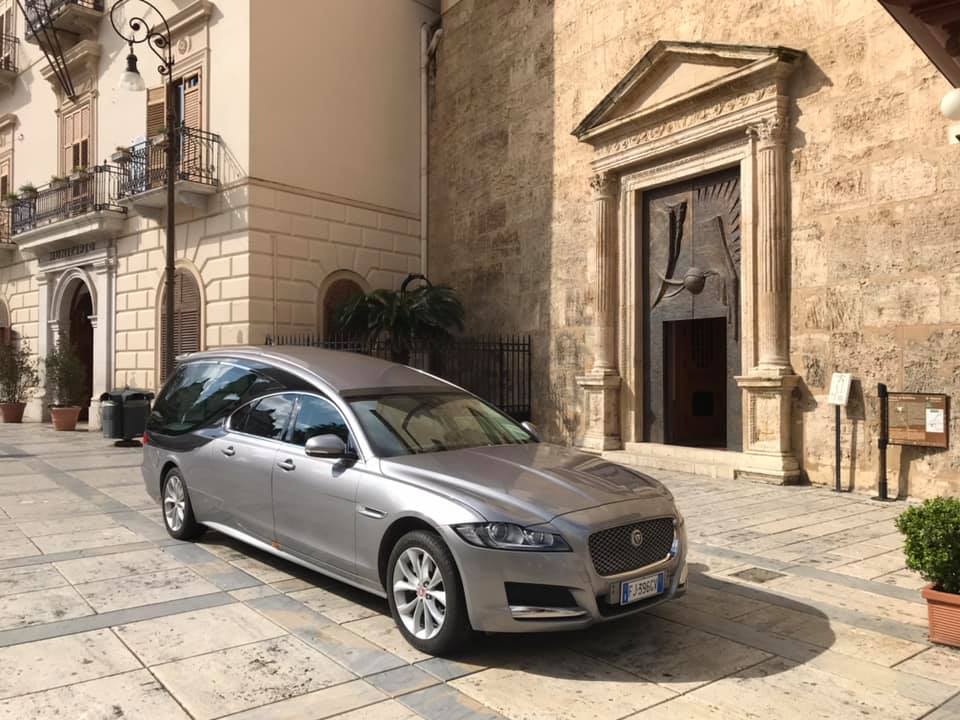 Auto esterno chiesa