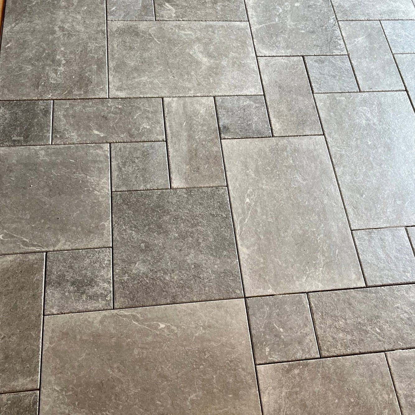 Un gros plan d'un sol carrelé avec un motif diagonal