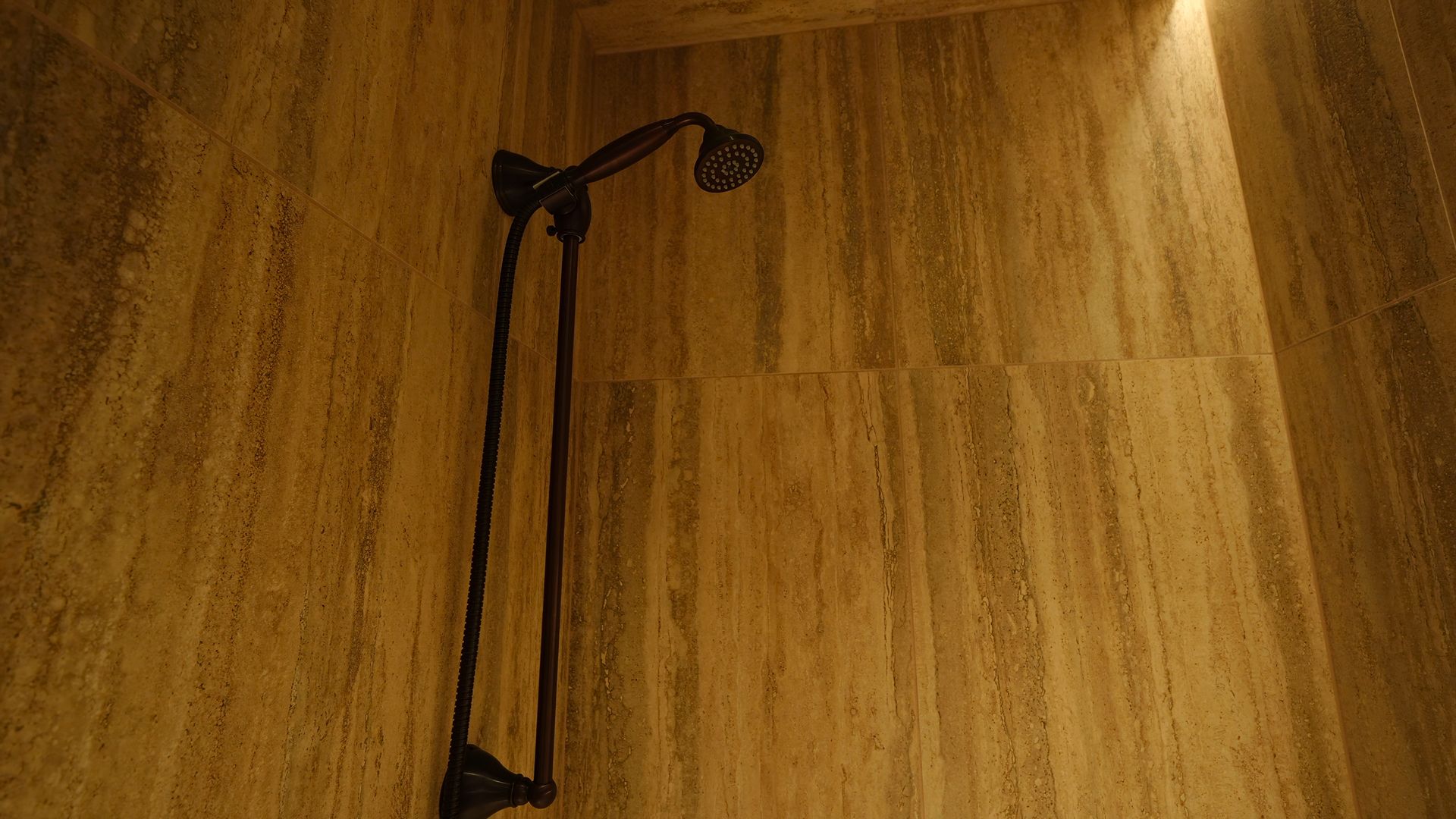 Une pomme de douche est suspendue au plafond dans une salle de bain.