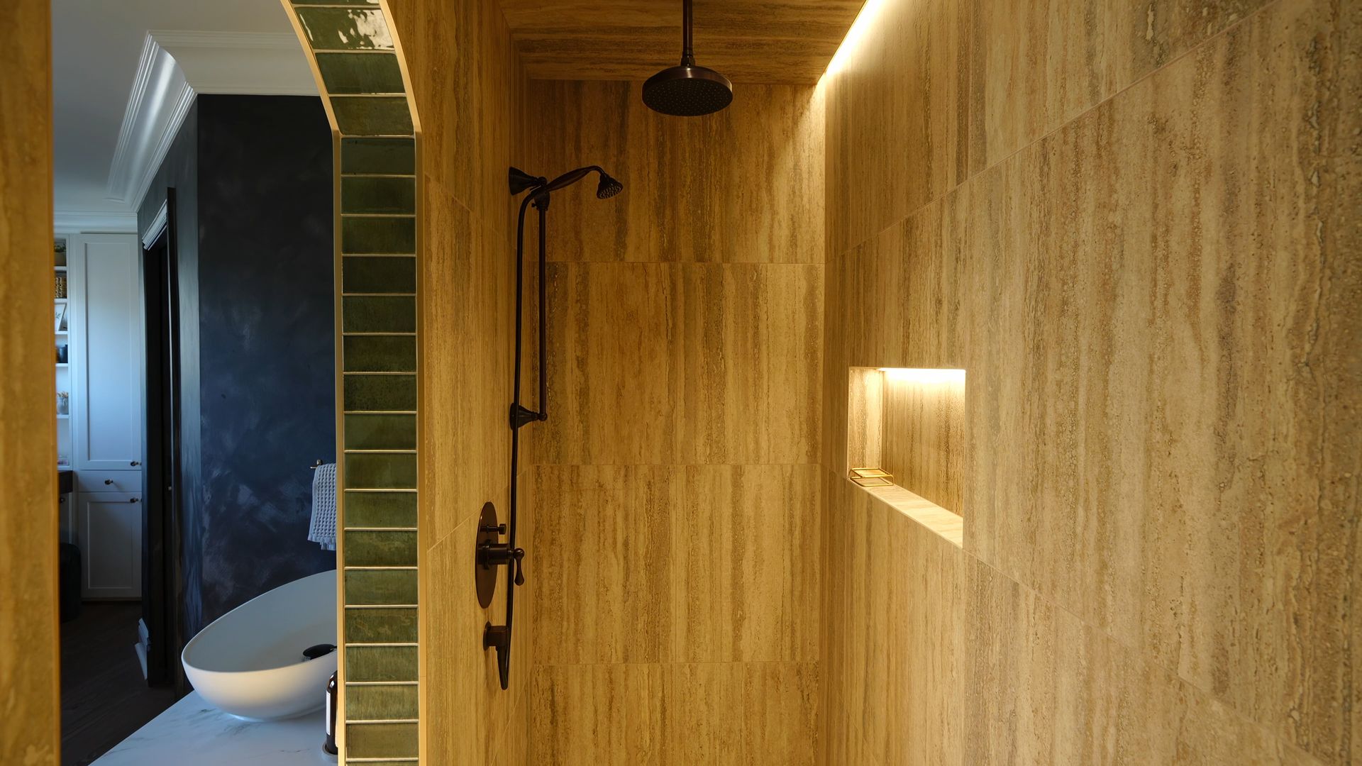 Une salle d'eau avec douche à l'italienne et lavabo.