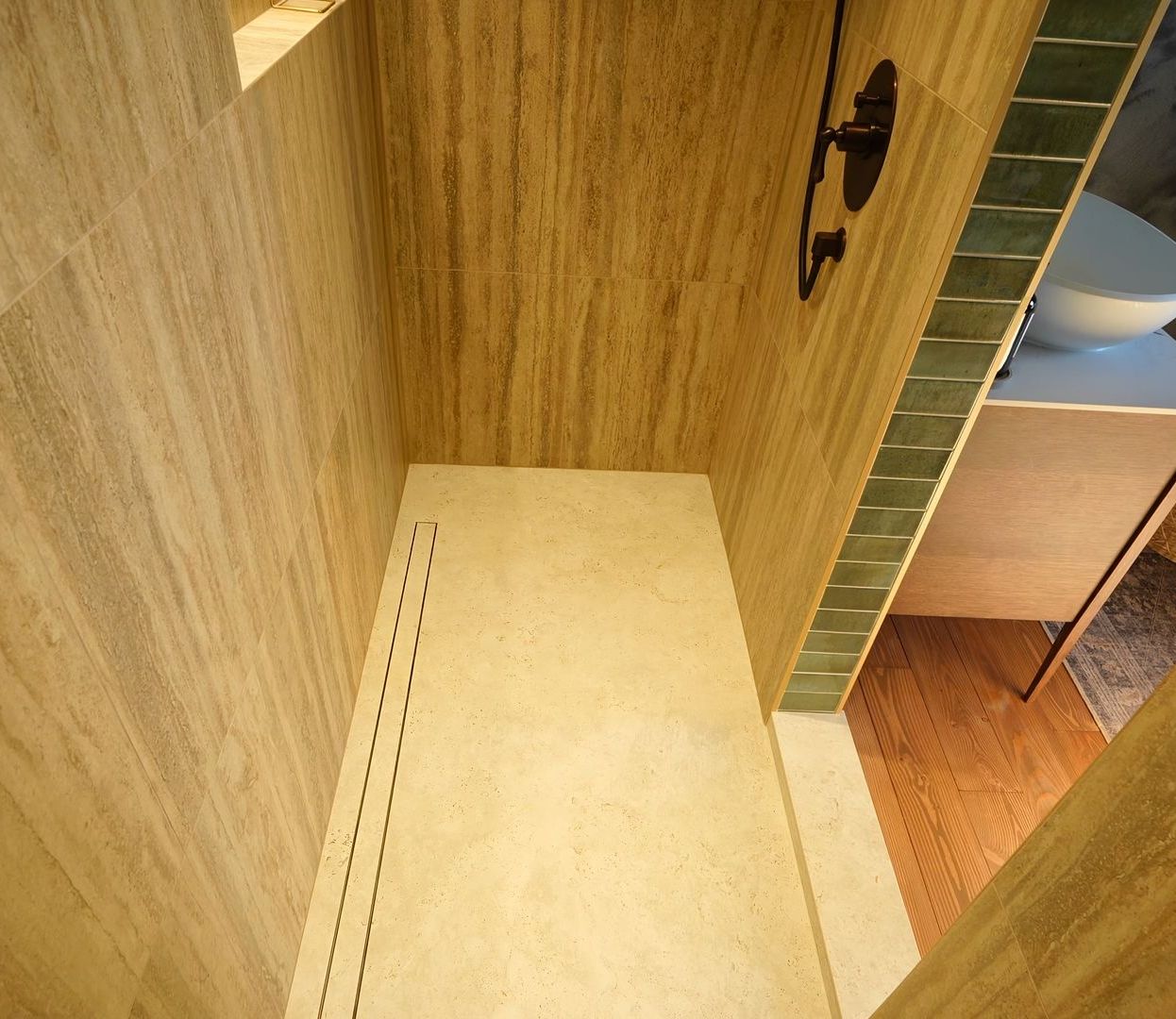 Une salle d'eau avec douche à l'italienne et lavabo