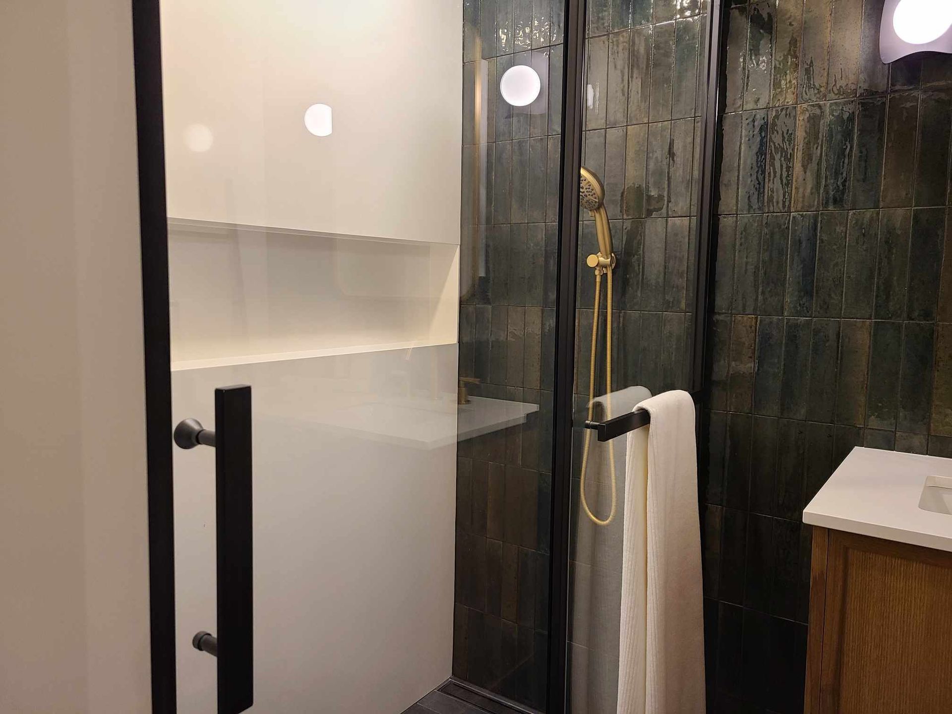 Une salle d'eau avec douche à l'italienne et lavabo.