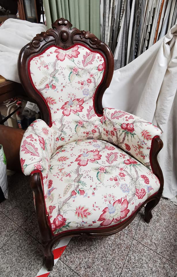 lavoro finito di rifasciatura poltrona a fiori