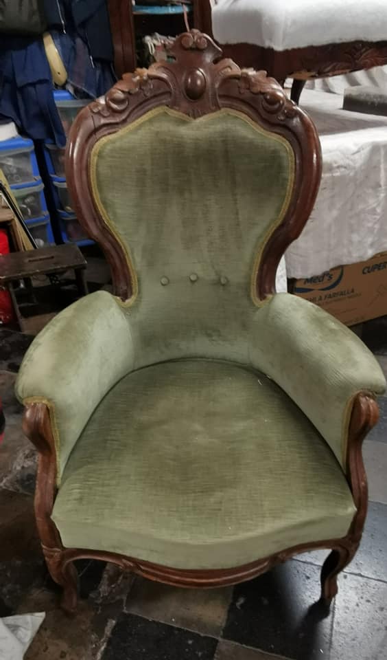 lavoro finito di rifasciatura poltrona in velluto
