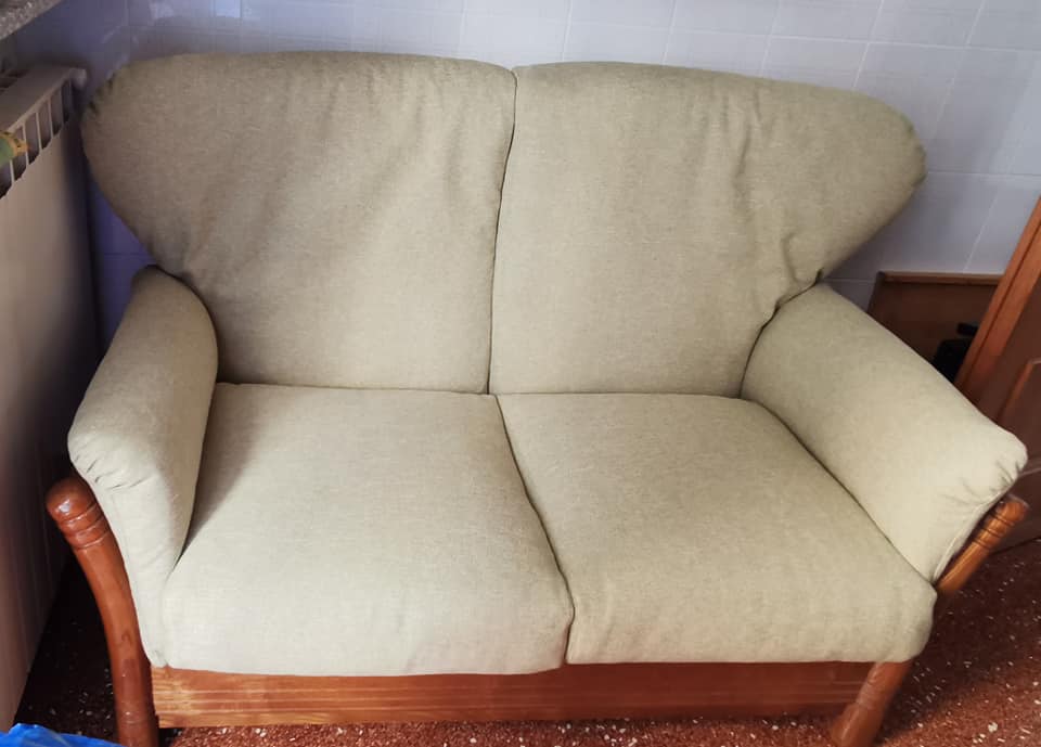 lavoro finito di rifasciatura divano bianco