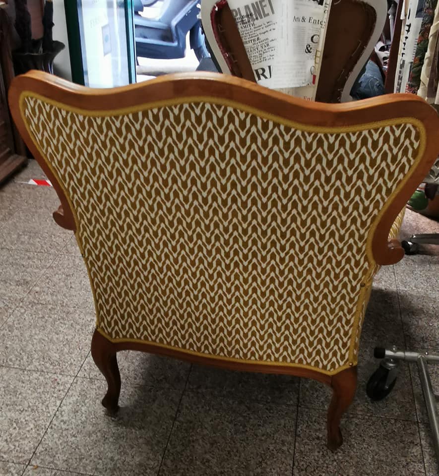 rifasciatura retro poltrona oro