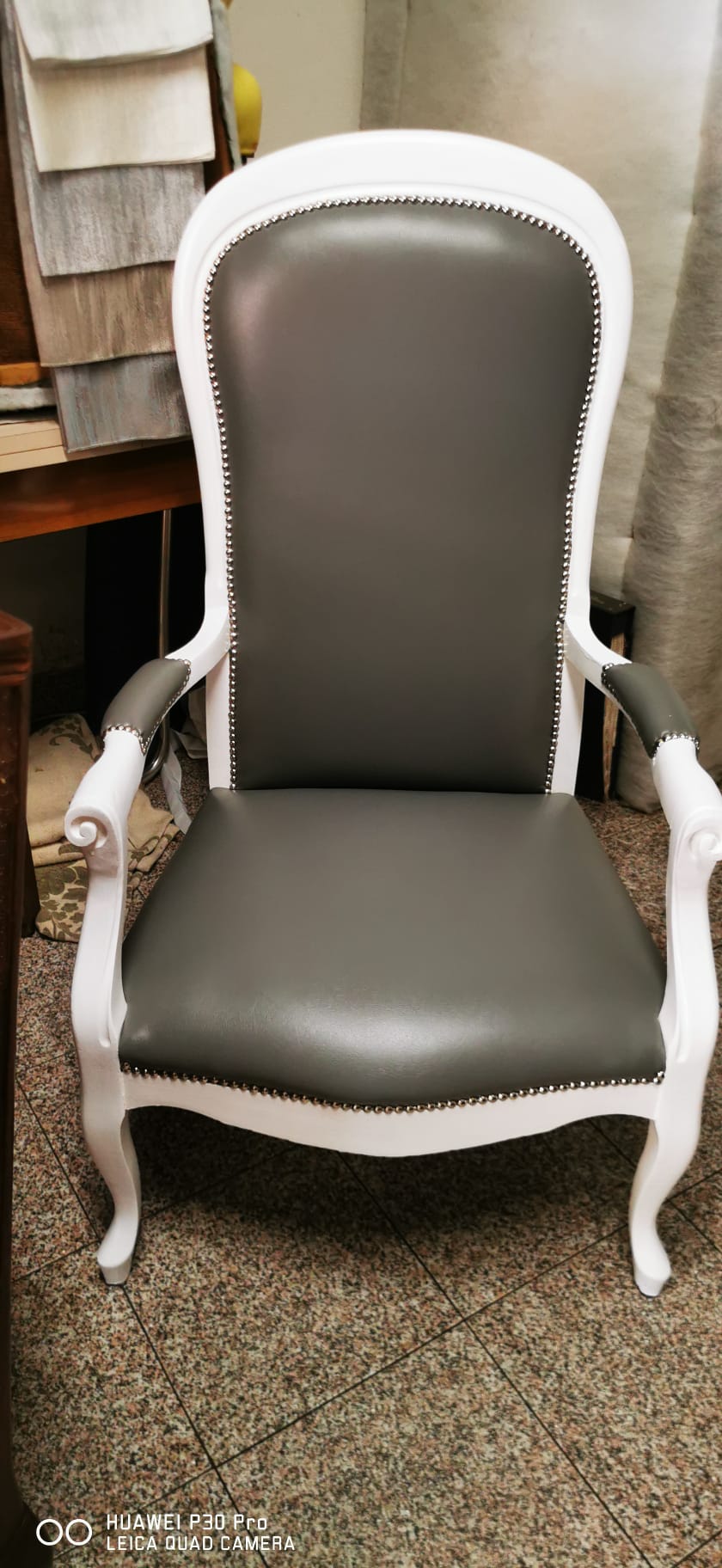 rifacimento imbottitura e fodera poltrona grigia