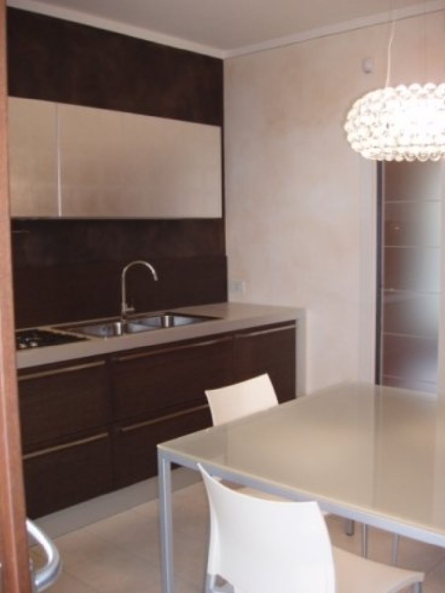 cucina scura con ripiano chiaro in marmo