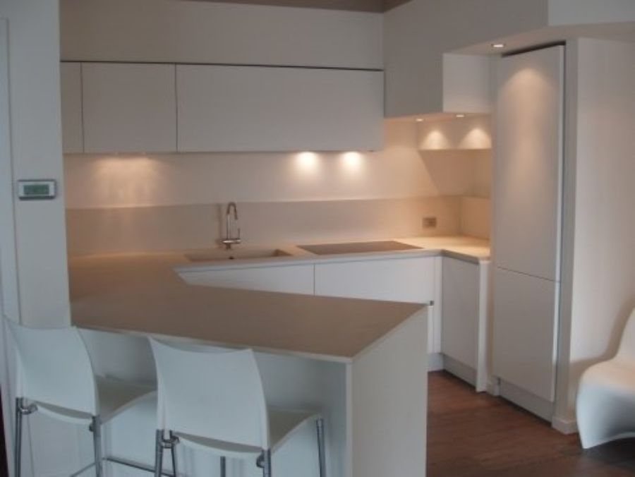 cucina bianca con ripiano in legno di faggio