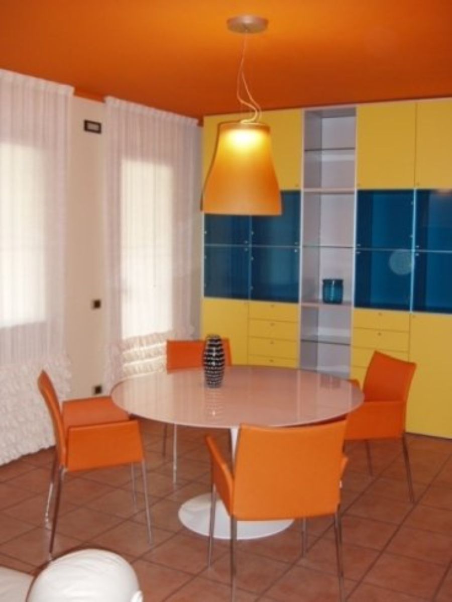 tavolo contemporaneo rotondo con sedie