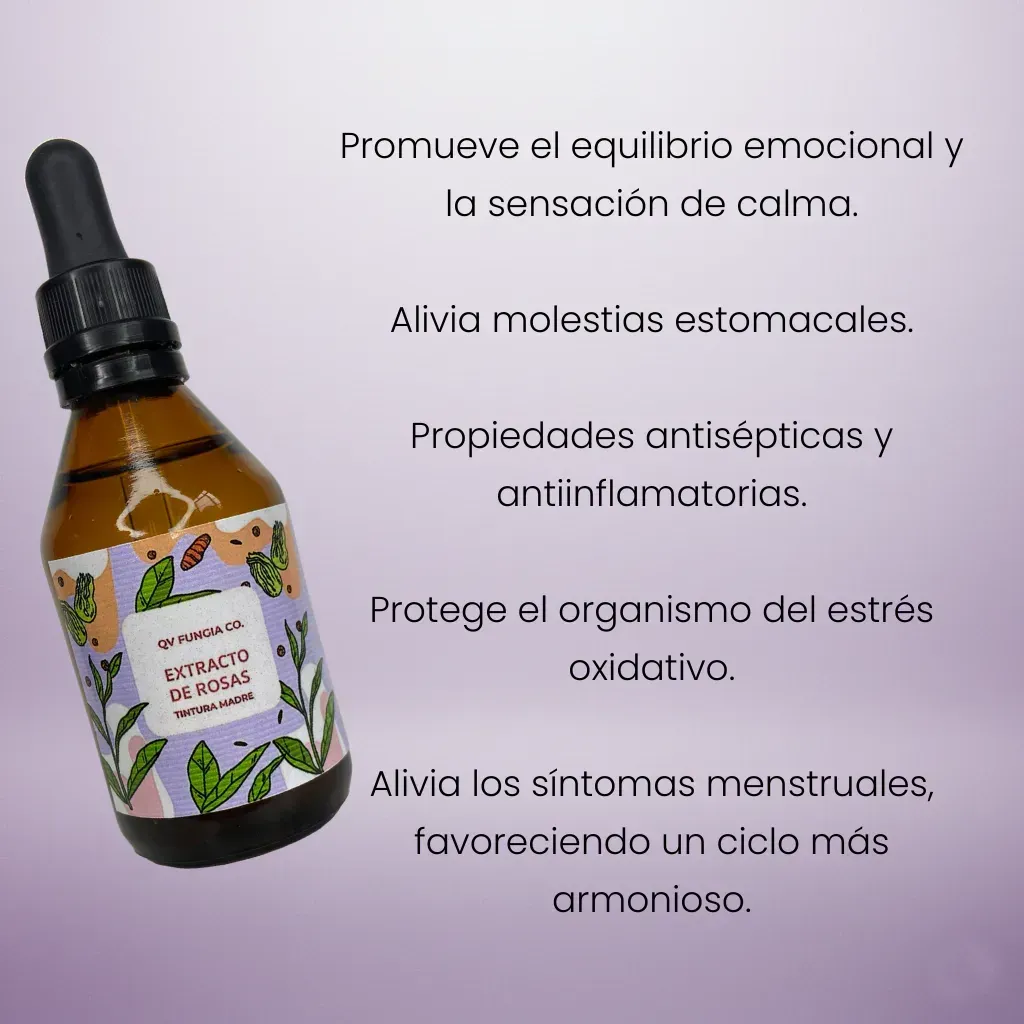 Botella de aceite de rosas sobre pedestal con pétalos de rosa rosa y texto 