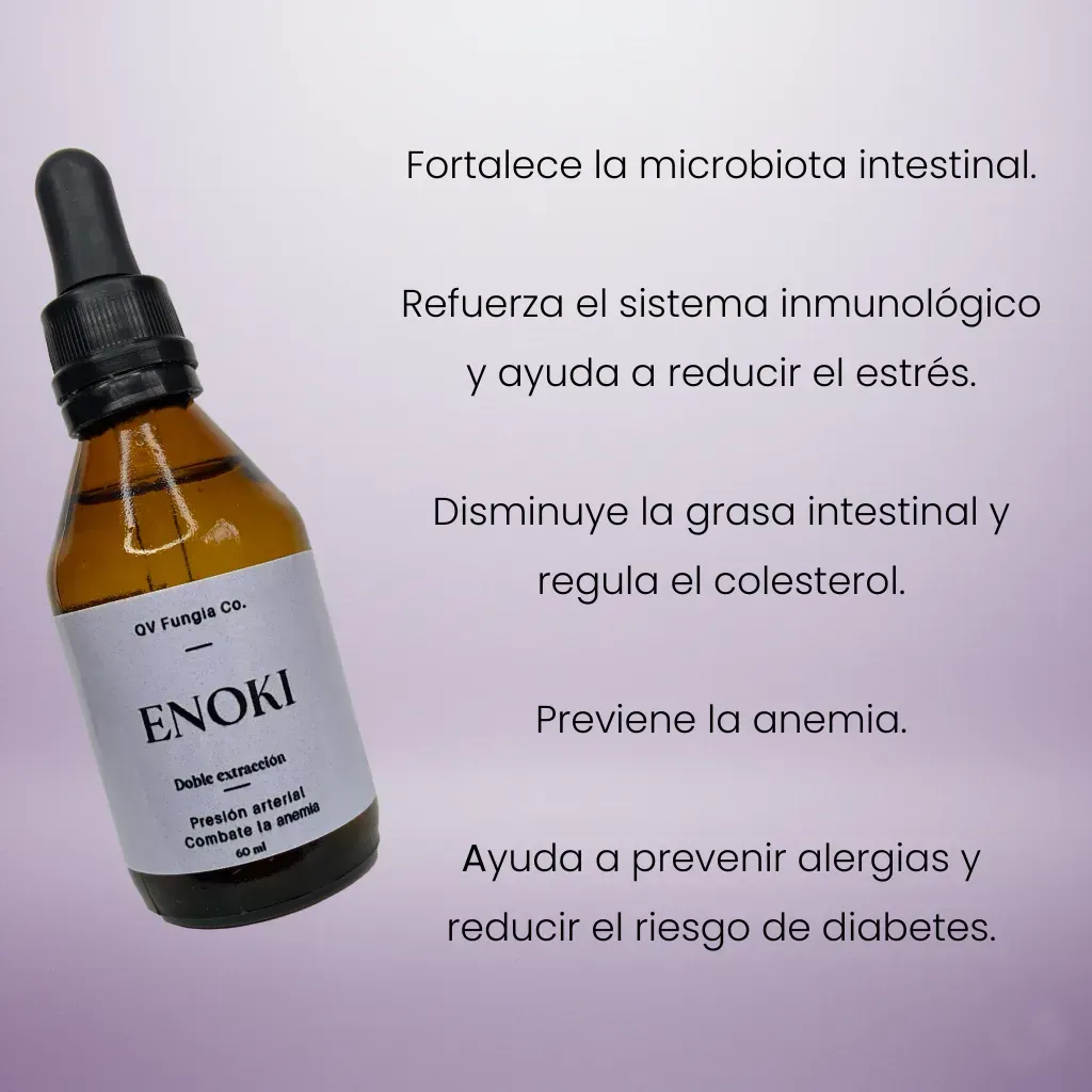 Botella de tintura de Enoki con hongos enoki, sobre un pedestal beige sobre un fondo rosa.