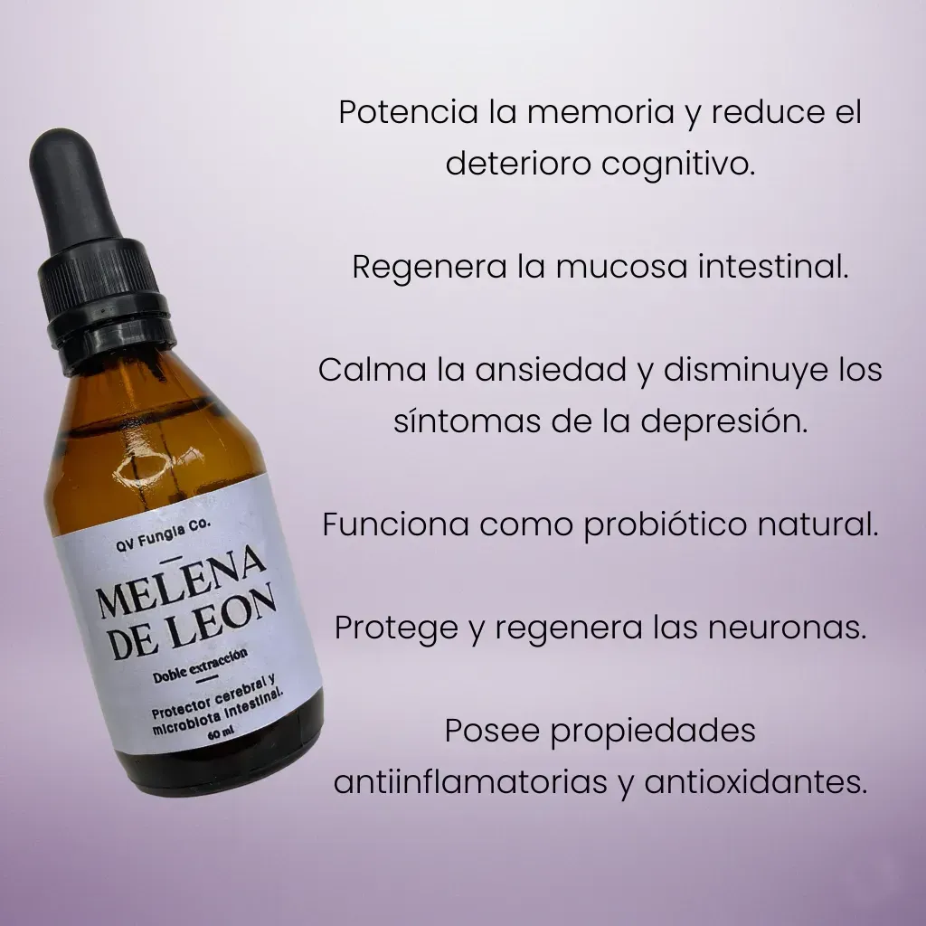 Botella de extracto de Melena de León con hongo sobre pedestal. Tonos marrones claros sobre un fondo difuminado.