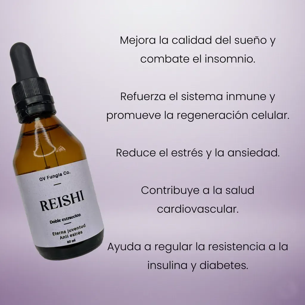 Botella de extracto de hongo Reishi con hongos sobre un pedestal claro sobre un fondo morado.