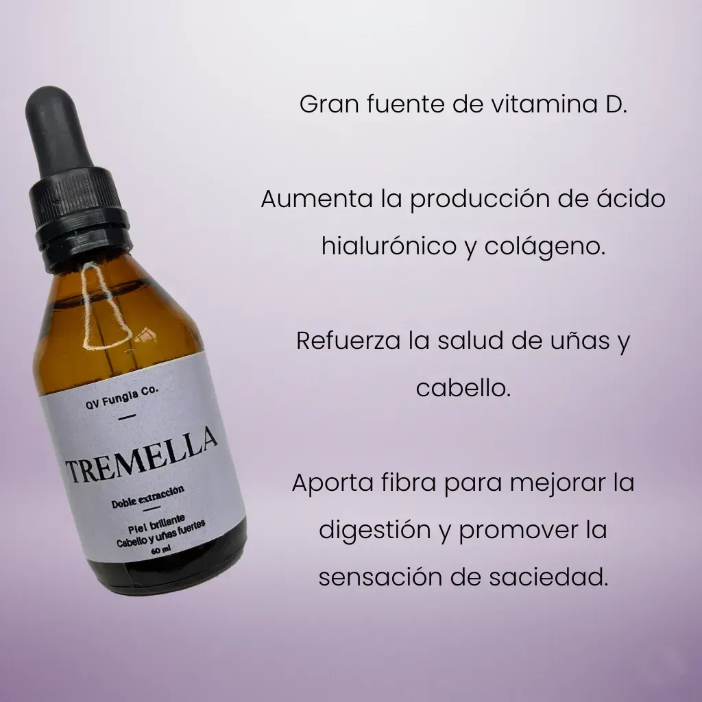 Botella de extracto de hongo Tremella, con hongo, sobre un pedestal, sobre un fondo rosa.