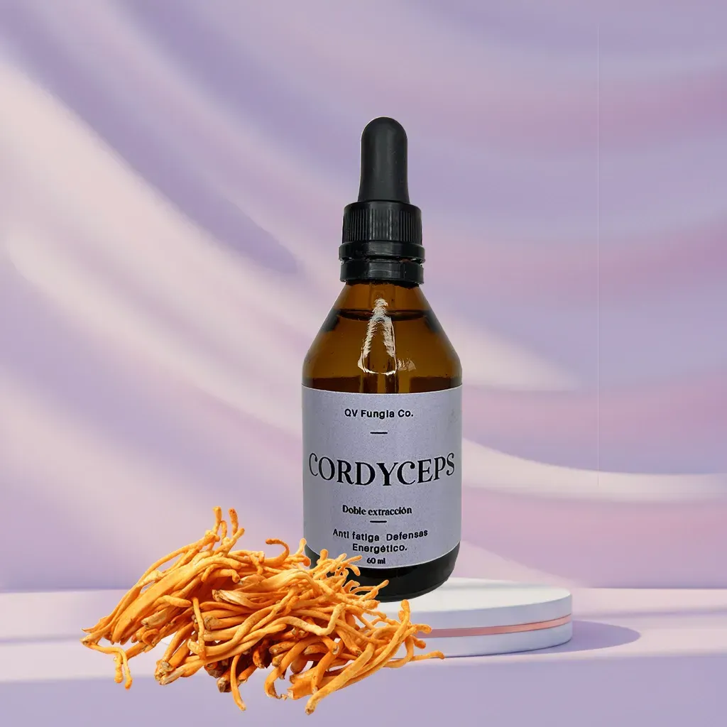 Tres frascos goteros de color ámbar con etiquetas de 