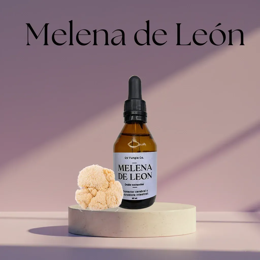 Botella de extracto de Melena de León con hongo sobre pedestal. Tonos marrones claros sobre un fondo difuminado.