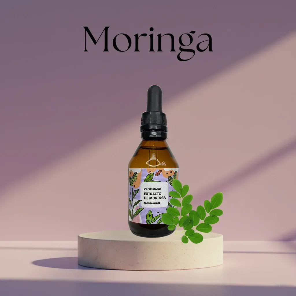 Botella de aceite de moringa con gotero y hoja sobre pedestal. Fondo morado y rosa.