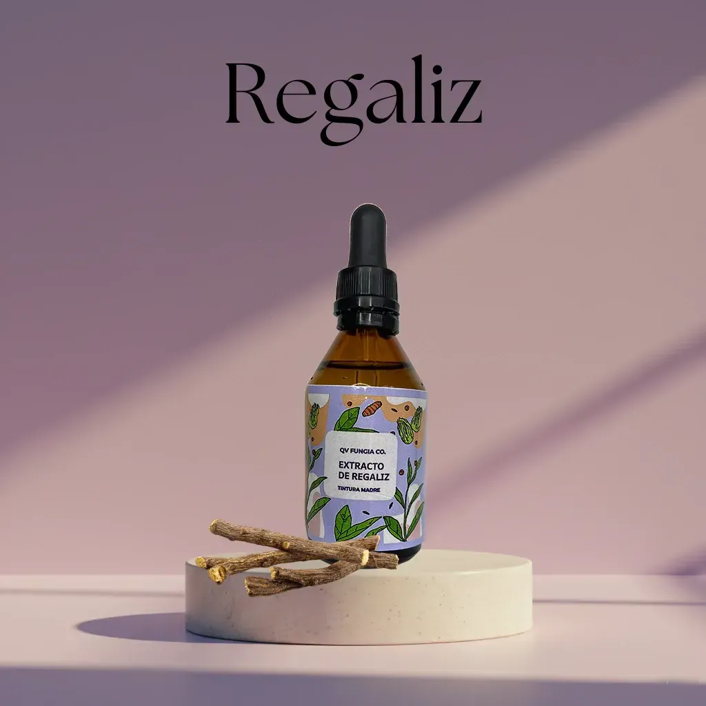 Botella de extracto de hierbas Regaliz con palitos de raíz de regaliz sobre un pedestal.