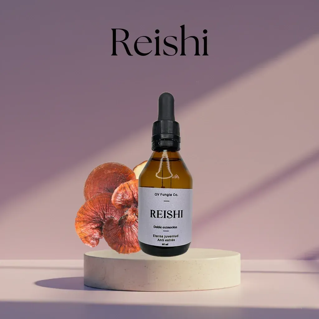 Botella de extracto de hongo Reishi con hongos sobre un pedestal claro sobre un fondo morado.