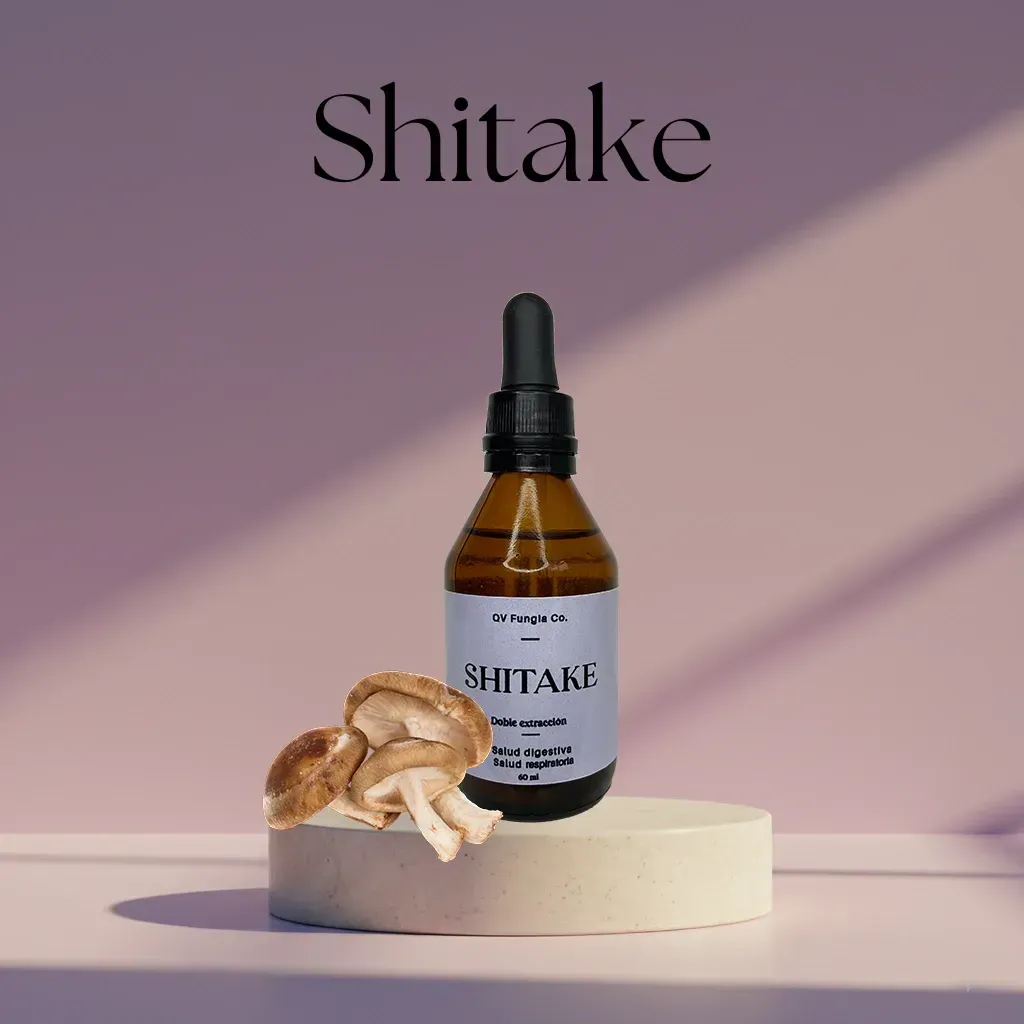 Botella de extracto de hongo shiitake con hongos sobre un pedestal de piedra clara, fondo morado.