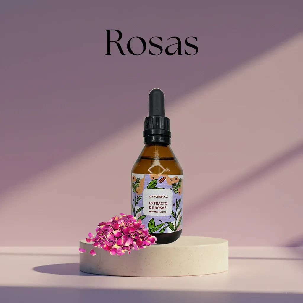 Botella de aceite de rosas sobre pedestal con pétalos de rosa rosa y texto 