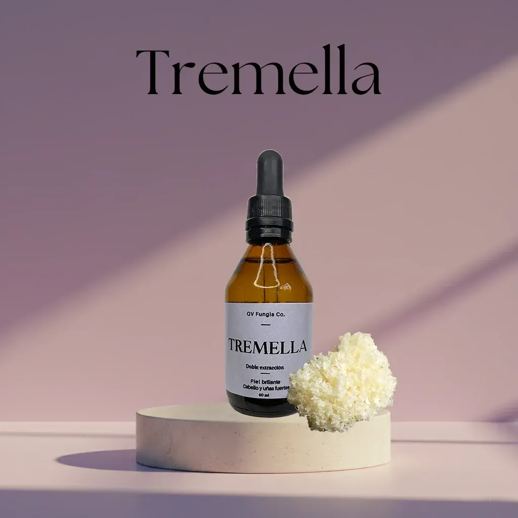 Botella de extracto de hongo Tremella, con hongo, sobre un pedestal, sobre un fondo rosa.