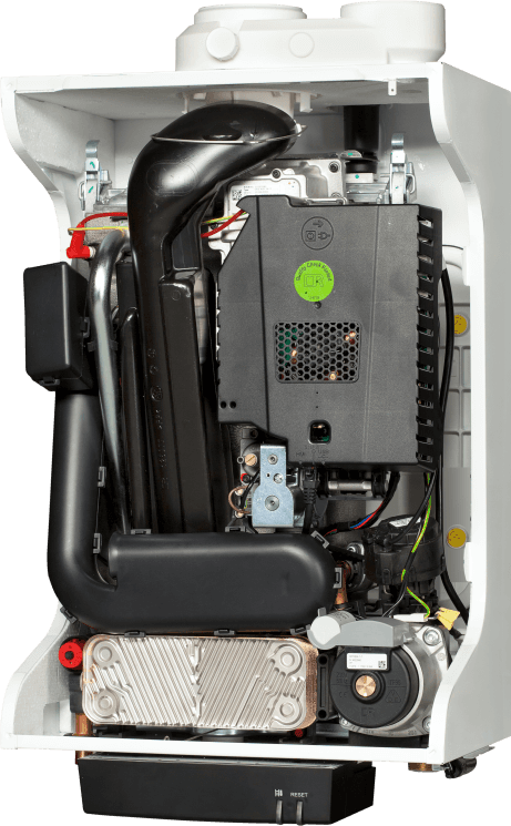 Vista aperta di una caldaia a gas bianca, che mostra i componenti interni come tubi, una presa d'aria di scarico nera e un'unità di controllo elettronica.