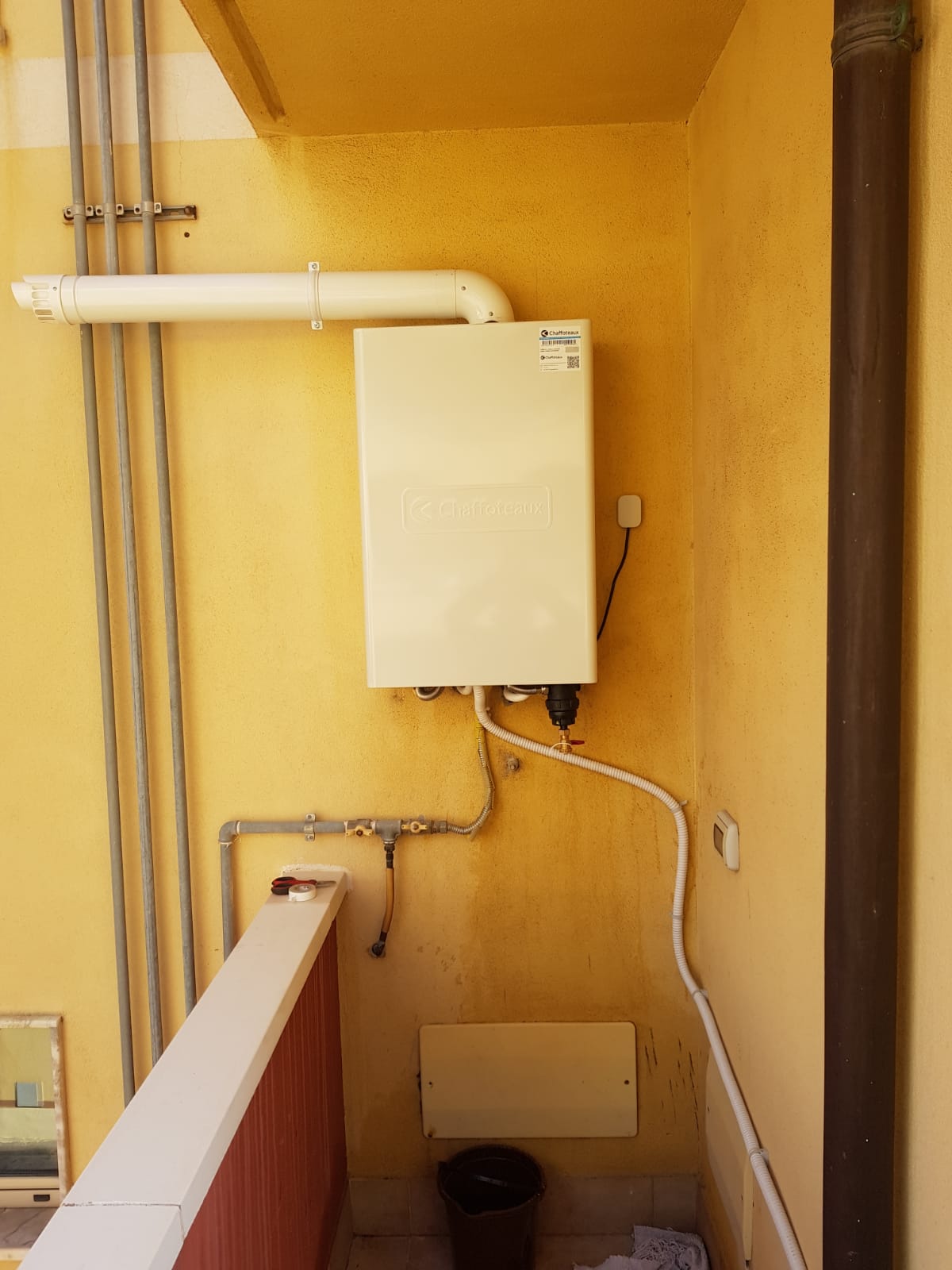 Una scatola bianca è montata su una parete gialla