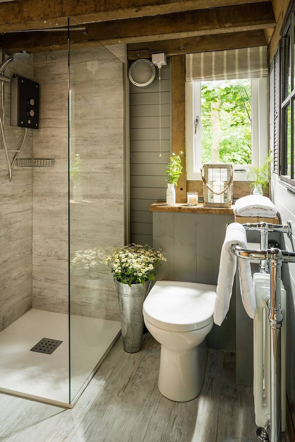 A plant-filled tiny bathroom in green