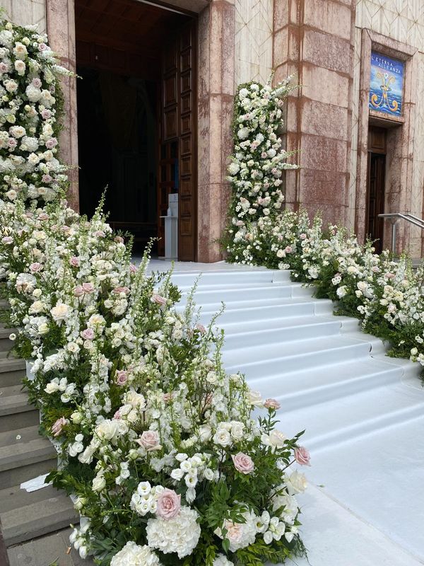 allestimento floreale su scale fuori dalla chiesa