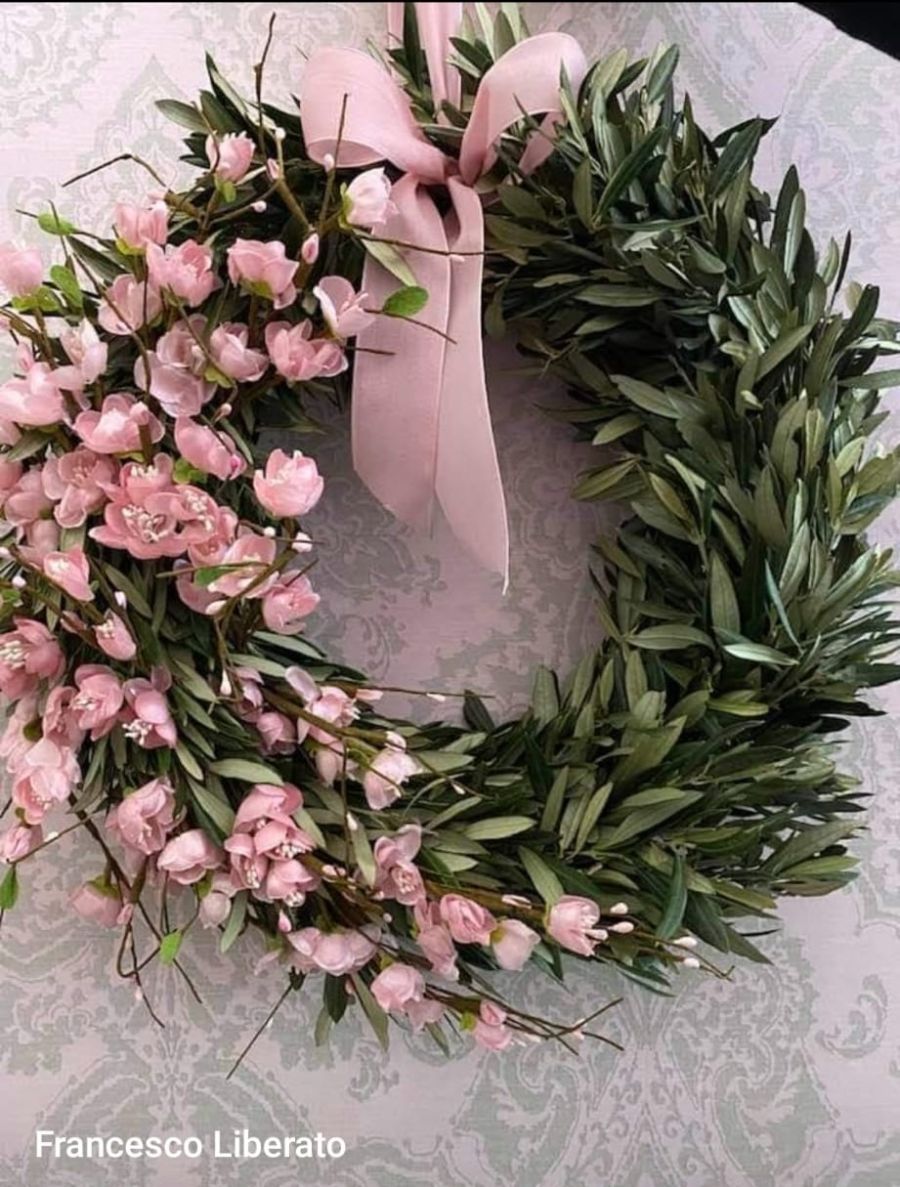corona di ulivo con fiori rosa
