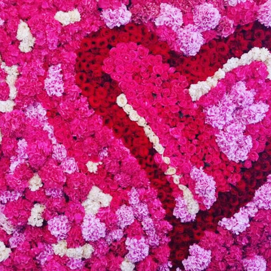 composizione floreale fucsia a forma di cuore