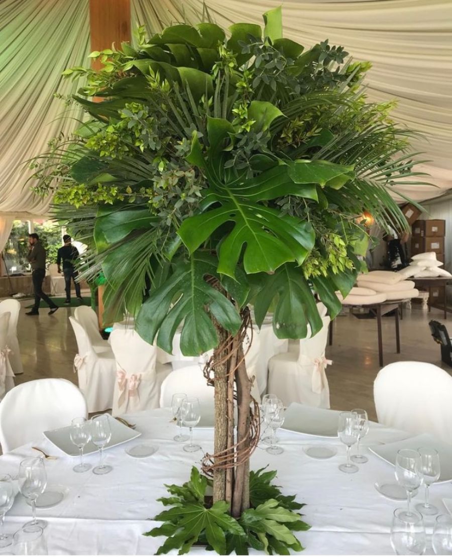 alberello decorativo al centro della tavola