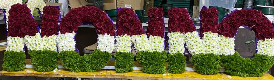 composizione di fiori ed erba a forma di lettere