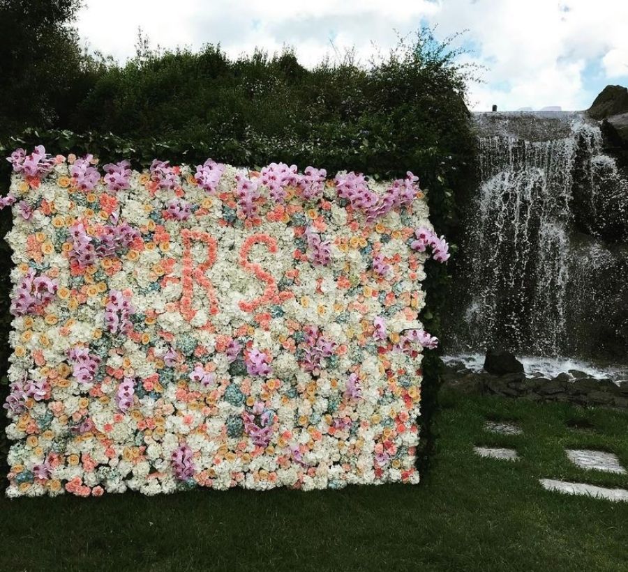 parete floreale con lettere personalizzate